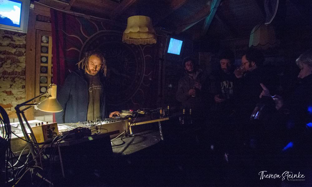 elektronische-musik-hoeren-beim-festival-im-la-grange-in-bergen-auf-ruegen