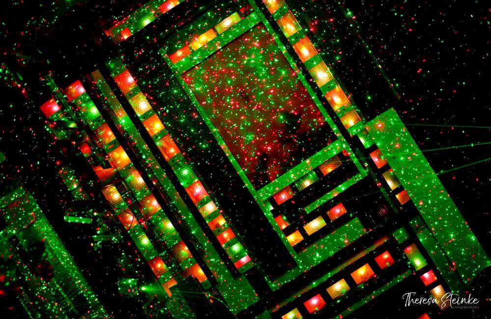 lasershow-mit-musik-in-galerie-schwitz-la-grange-bergen-ruegen