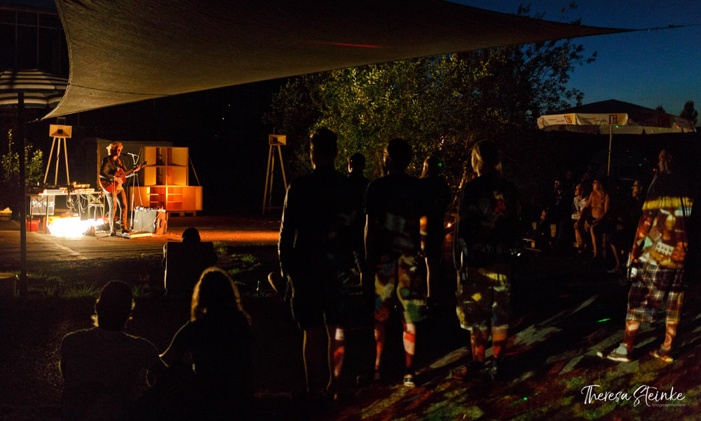 musiker-spielt-auf-fette-ente-im-krokoteich-insel-ruegen-festival